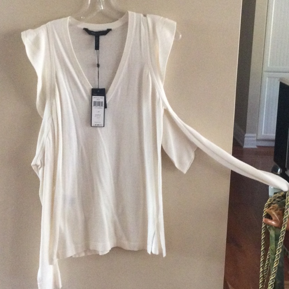 BCBGMAXAZRIA size S NWT shoulders out New top🎅🏻